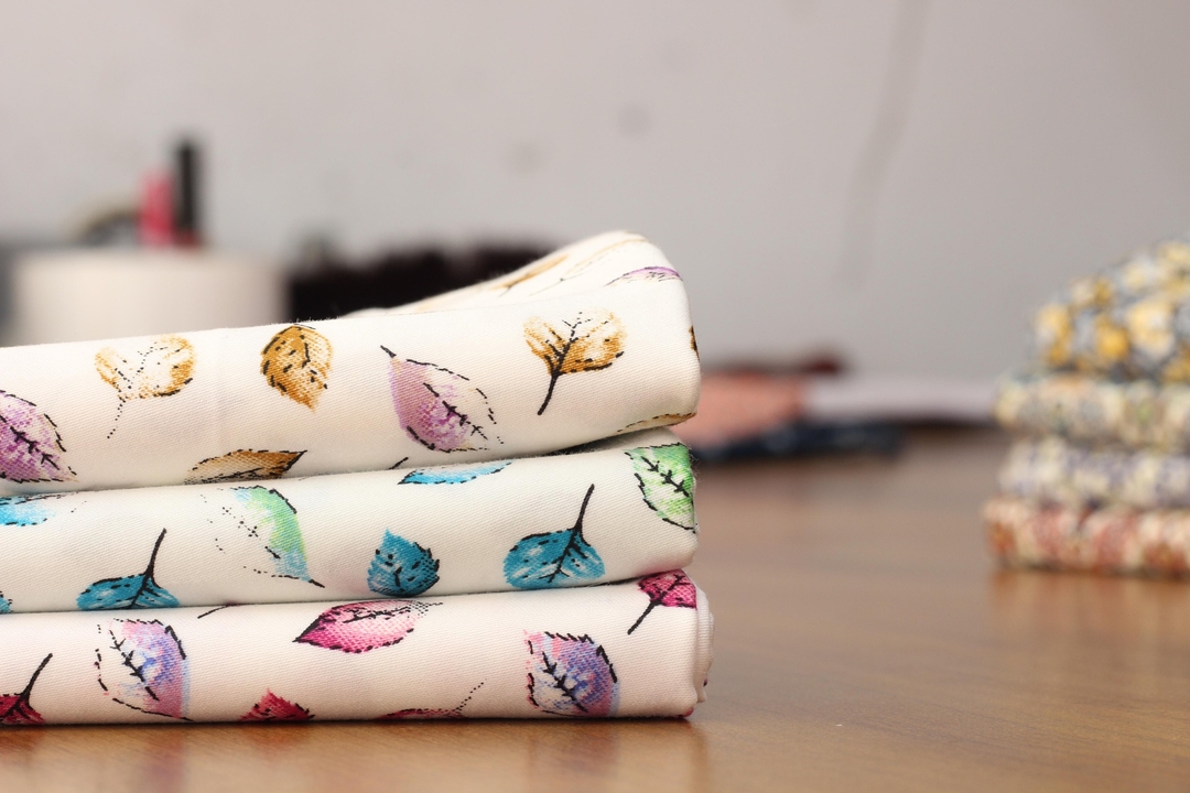 Kain bertumpuk di meja